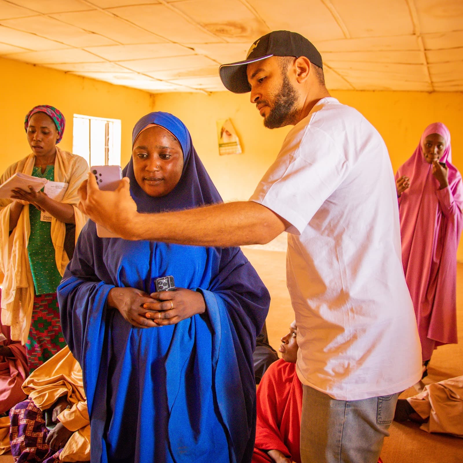 An agent helping a woman set up her account